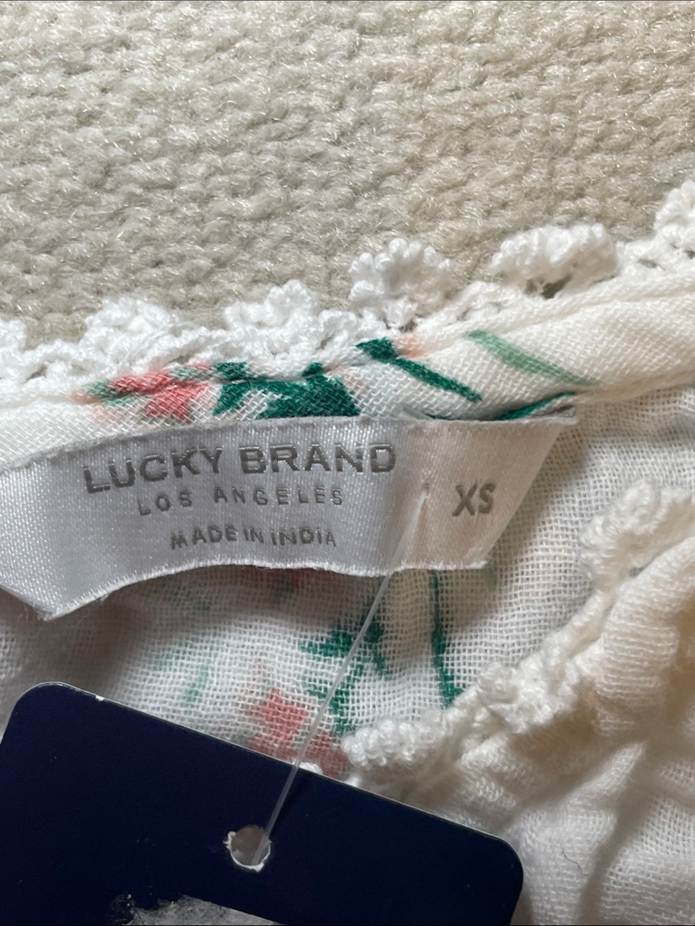 Lucky Brand White Floral Embroidered Flutter Sleeve Top sz  XS - Picture 3 of 5
